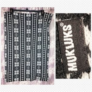 Mum Luks brand Black & White Stripes/Snowflakes Knit Infinity Scarf 1 Size